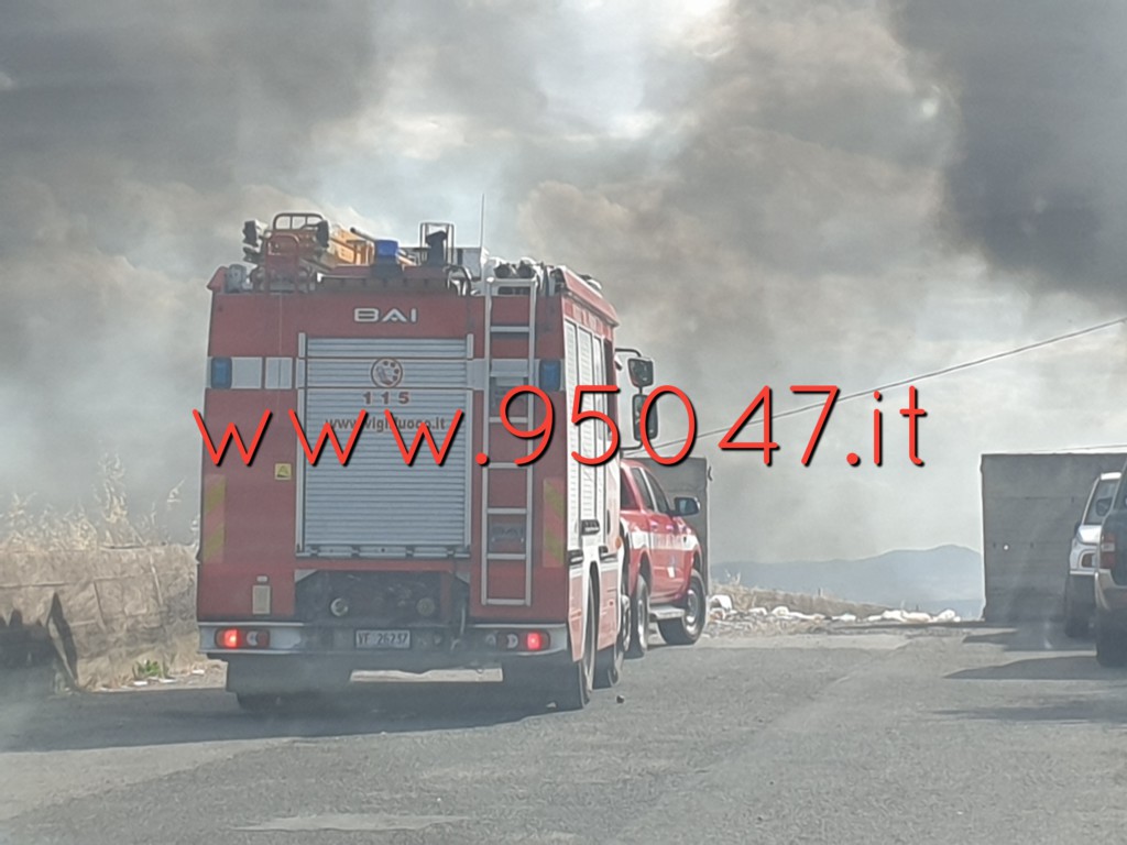 PATERNÒ: STERPAGLIE E RIFIUTI IN FIAMME, DENSA COLONNA DI FUMO NERO IN CIELO