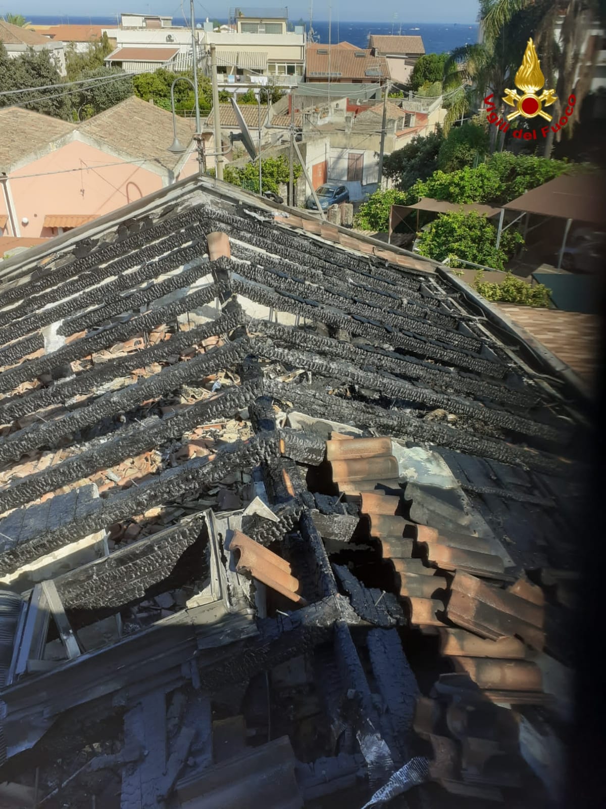 SANTA TECLA, PAURA PER UN INCENDIO DIVAMPATO SUL TETTO DI UNA VILLETTA