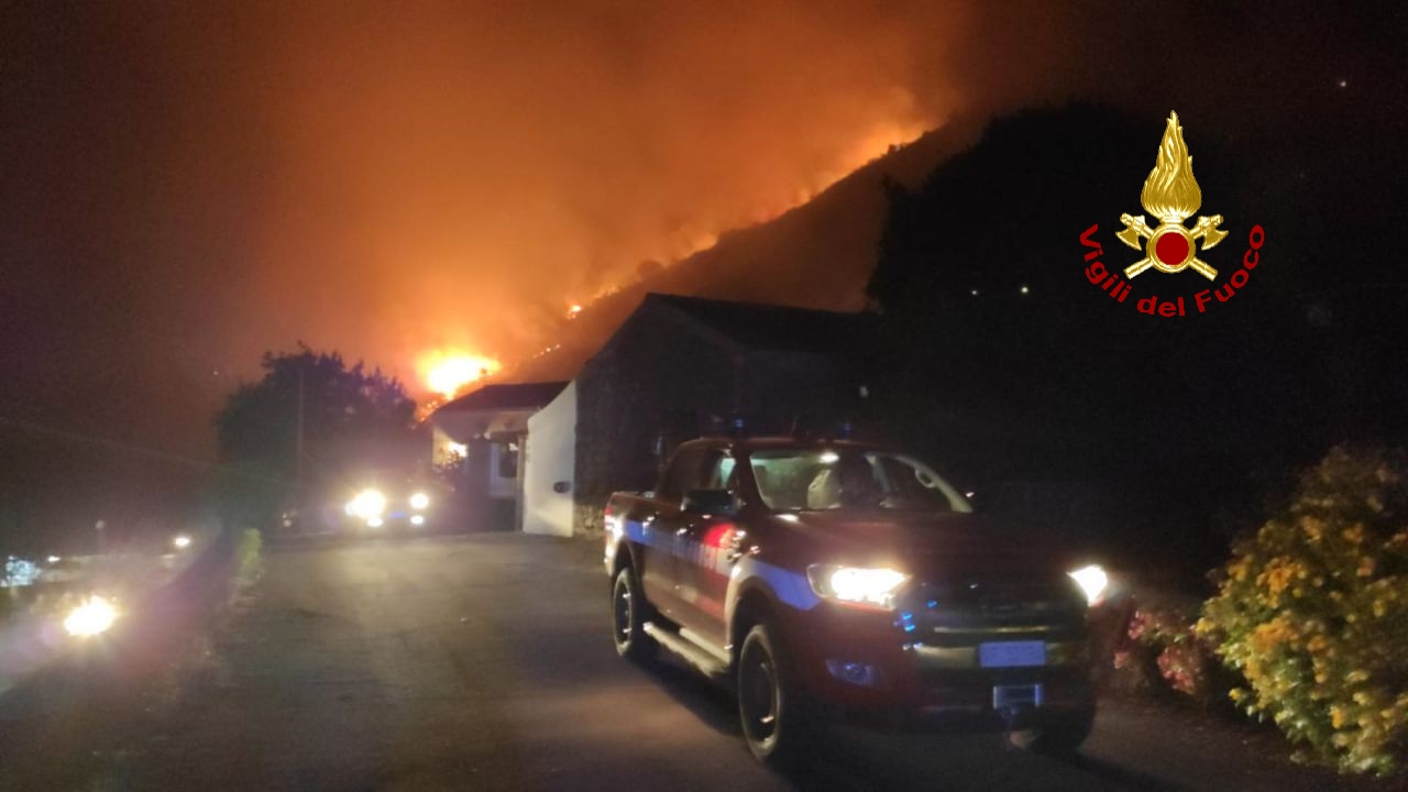MONTE GORNA IN FIAMME: INCENDIO, FRA TRECASTAGNI E VIAGRANDE, EVACUATE PERSONE