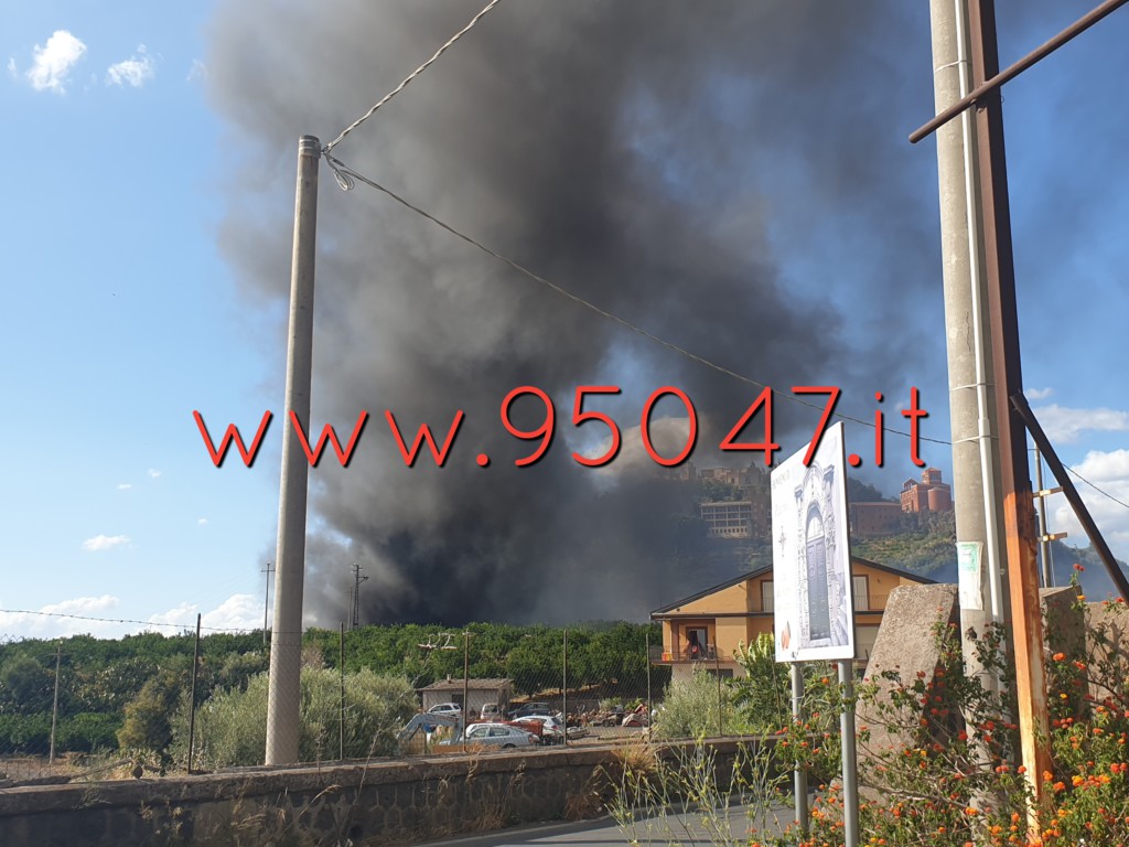 PATERNÒ: STERPAGLIE E RIFIUTI IN FIAMME, DENSA COLONNA DI FUMO NERO IN CIELO