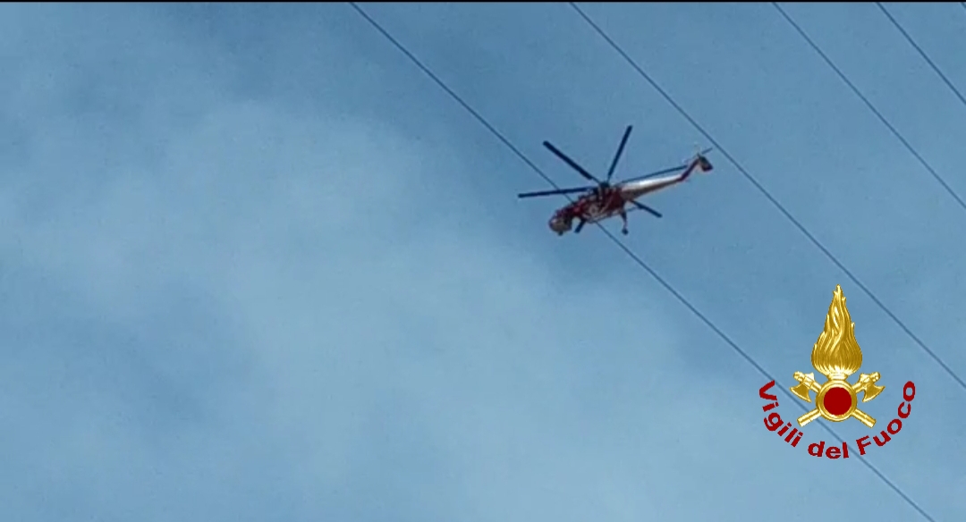 VASTO INCENDO A CASTIGLIONE DI SICILIA ,IN AZIONE CANADAIR ED ELICOTTERI