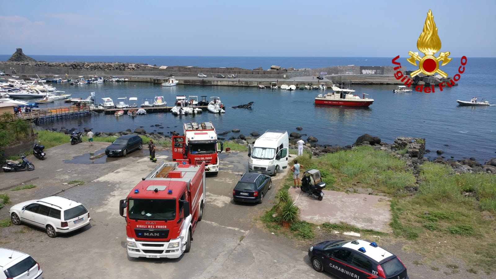 INCENDIO DI IMBARCAZIONI A S. MARIA LA SCALA , DUE FERITI, UNO CON GRAVI USTIONI