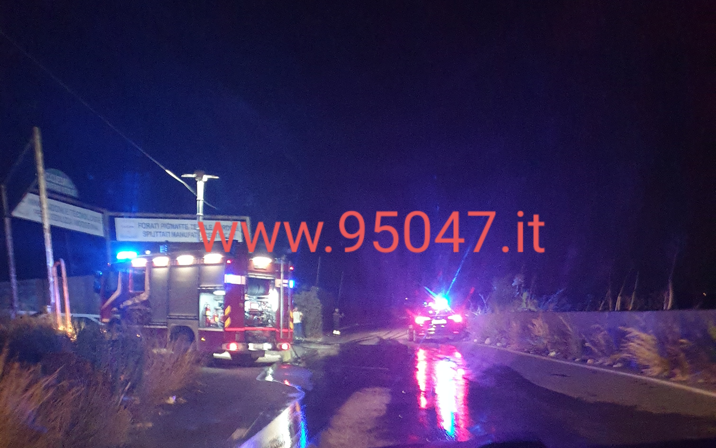 AUTO IN FIAMME A BELPASSO LUNGO LA STRADA PROVINCIALE SP3III