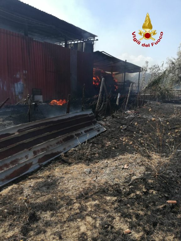 INCENDIO FIENILE A PATERNÒ IN CONTRADA CAFARO