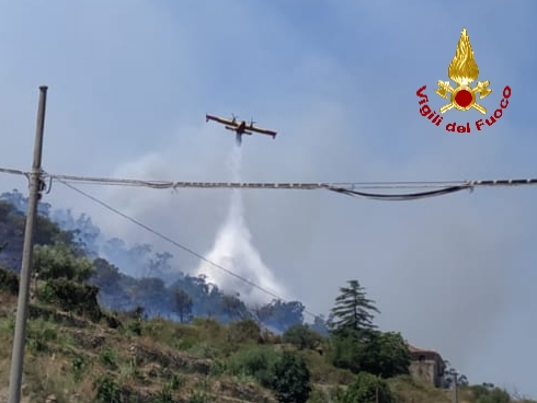 VASTO INCENDO A CASTIGLIONE DI SICILIA ,IN AZIONE CANADAIR ED ELICOTTERI