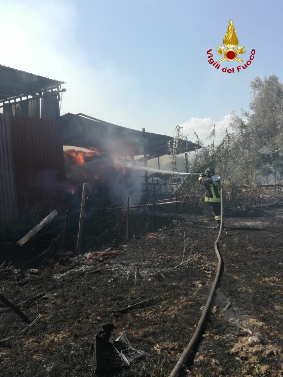 PATERNÒ, VASTO INCENDIO ALL'INTERNO DI UN FIENILE