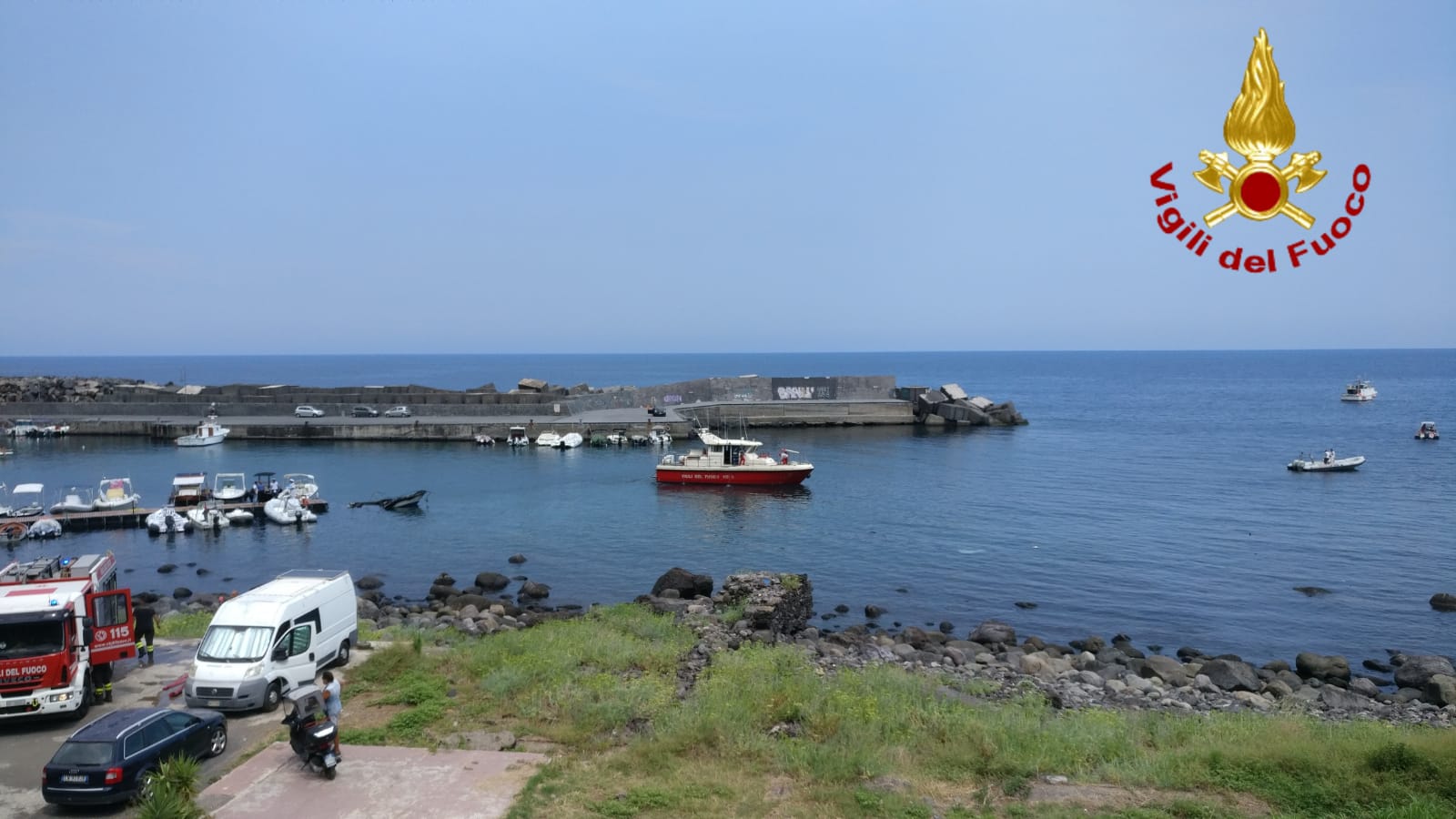 INCENDIO DI IMBARCAZIONI A S. MARIA LA SCALA , DUE FERITI, UNO CON GRAVI USTIONI