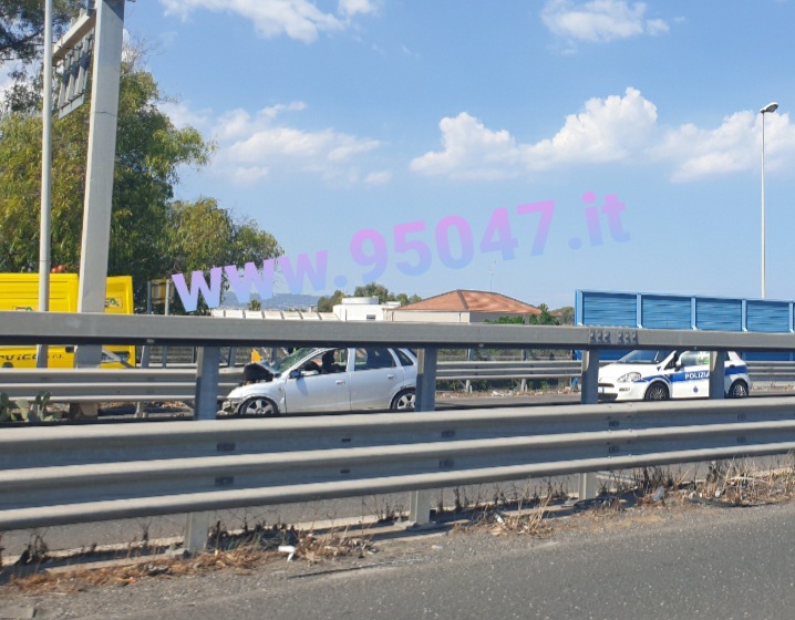 AUTO CONTRO GUARD RAIL SULL'ASSE DEI SERVIZI DI CATANIA, 3 FERITI UNO GRAVE CON CODICE ROSSO