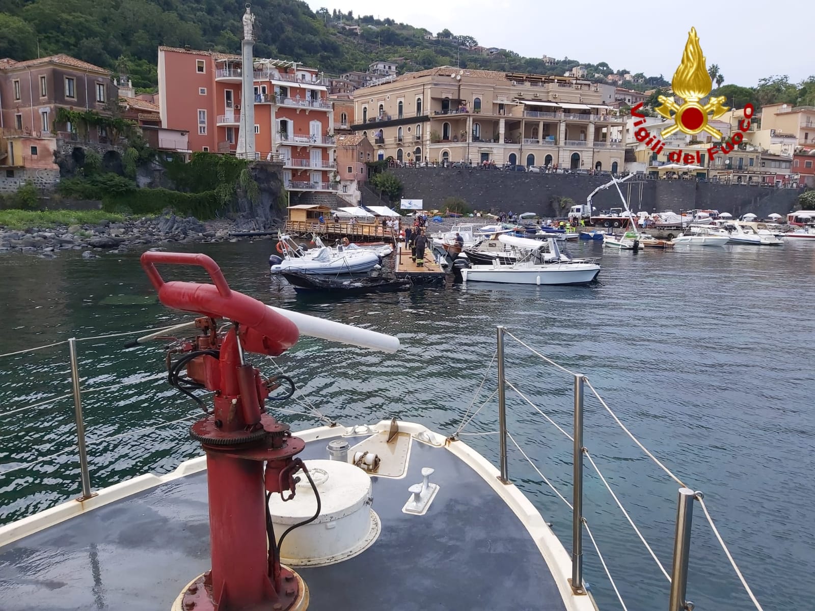 INCENDIO DI IMBARCAZIONI A S. MARIA LA SCALA , DUE FERITI, UNO CON GRAVI USTIONI