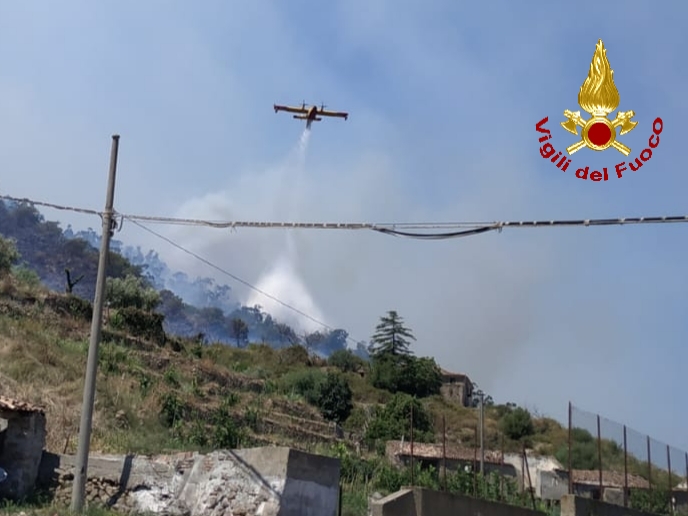 VASTO INCENDO A CASTIGLIONE DI SICILIA ,IN AZIONE CANADAIR ED ELICOTTERI