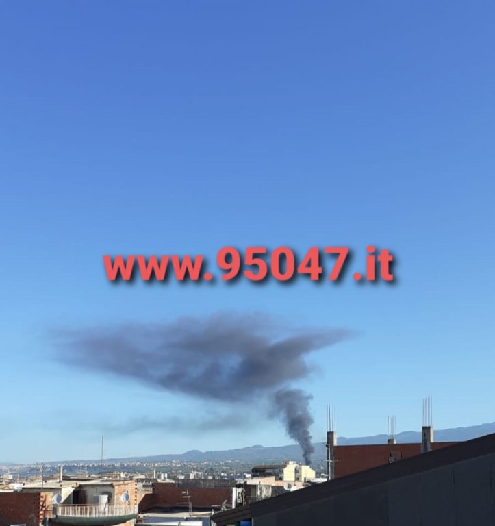 DENSA COLONNA DI FUMO NERO IN CIELO, IN FIAMME STERPAGLIE E RIFIUTI