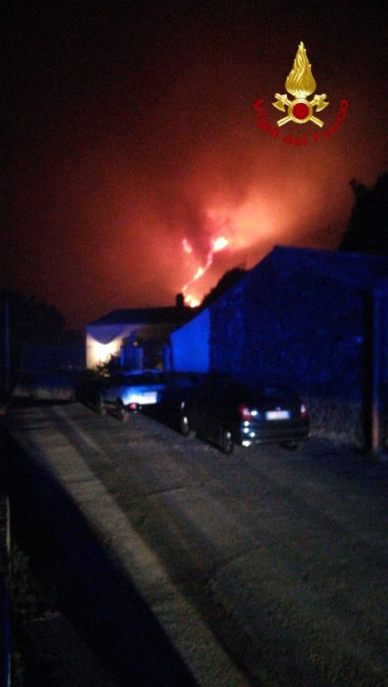 MONTE GORNA IN FIAMME: INCENDIO, FRA TRECASTAGNI E VIAGRANDE, EVACUATE PERSONE