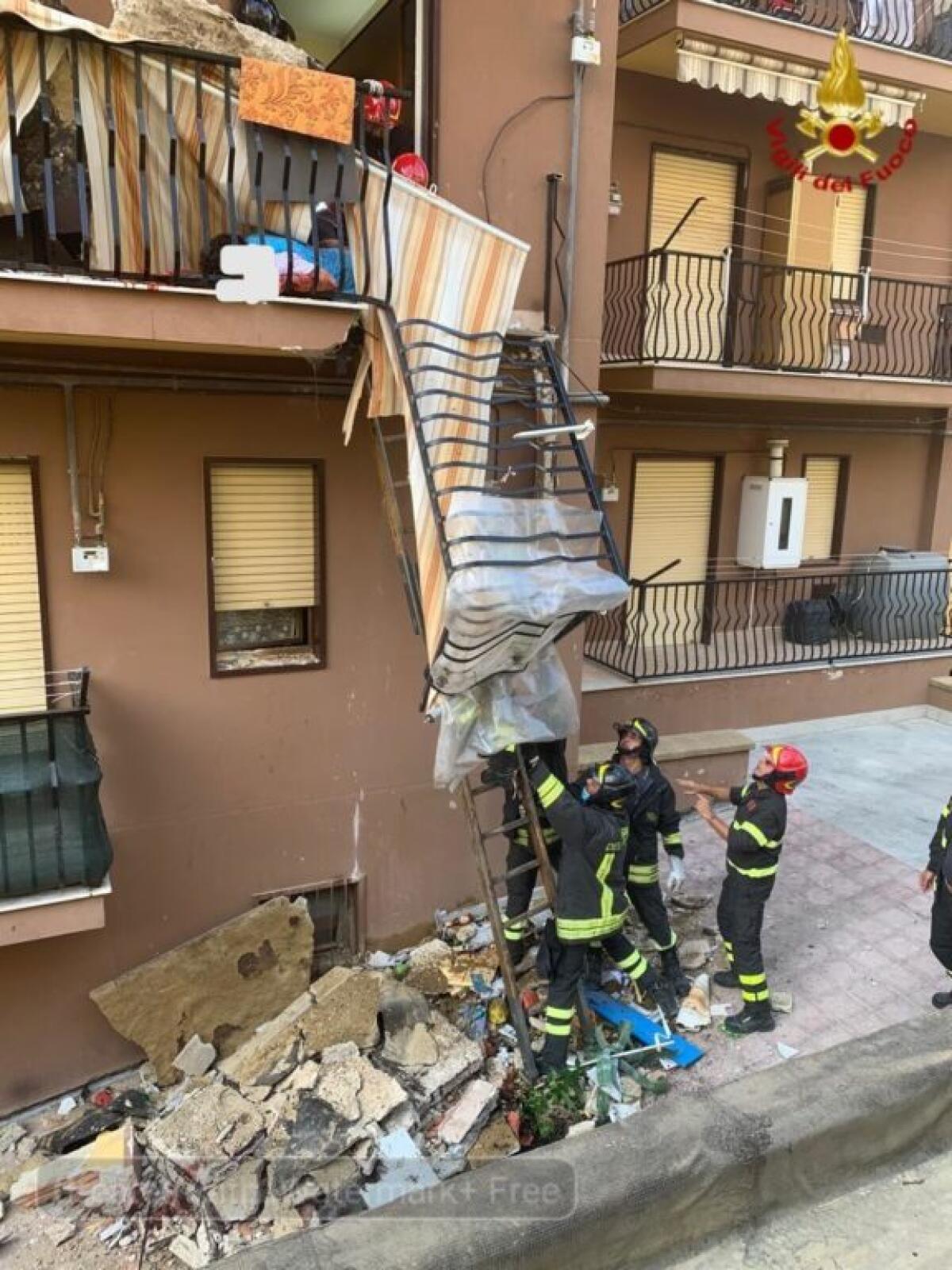 CALTANISETTA: CROLLA BALCONE , FERITA DONNA - 