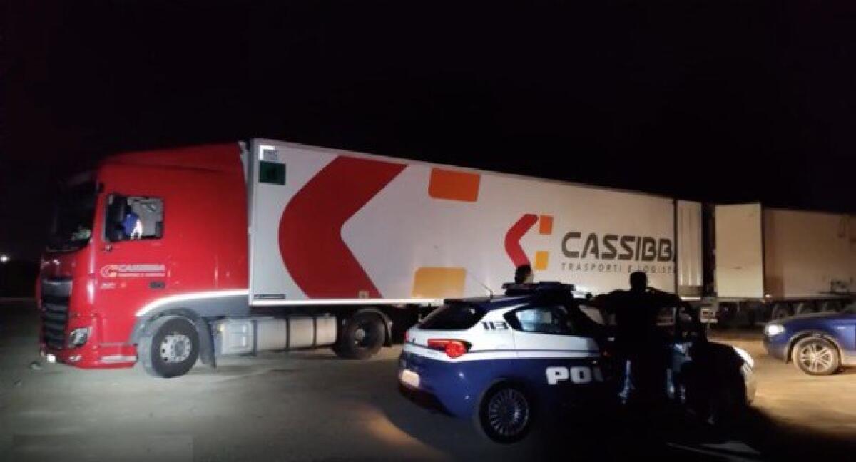 CATANIA, BANDA DI RAPINATORI BLOCCA UN TIR E SEQUESTRA IL CONDUCENTE: SETTE ARRESTI - 