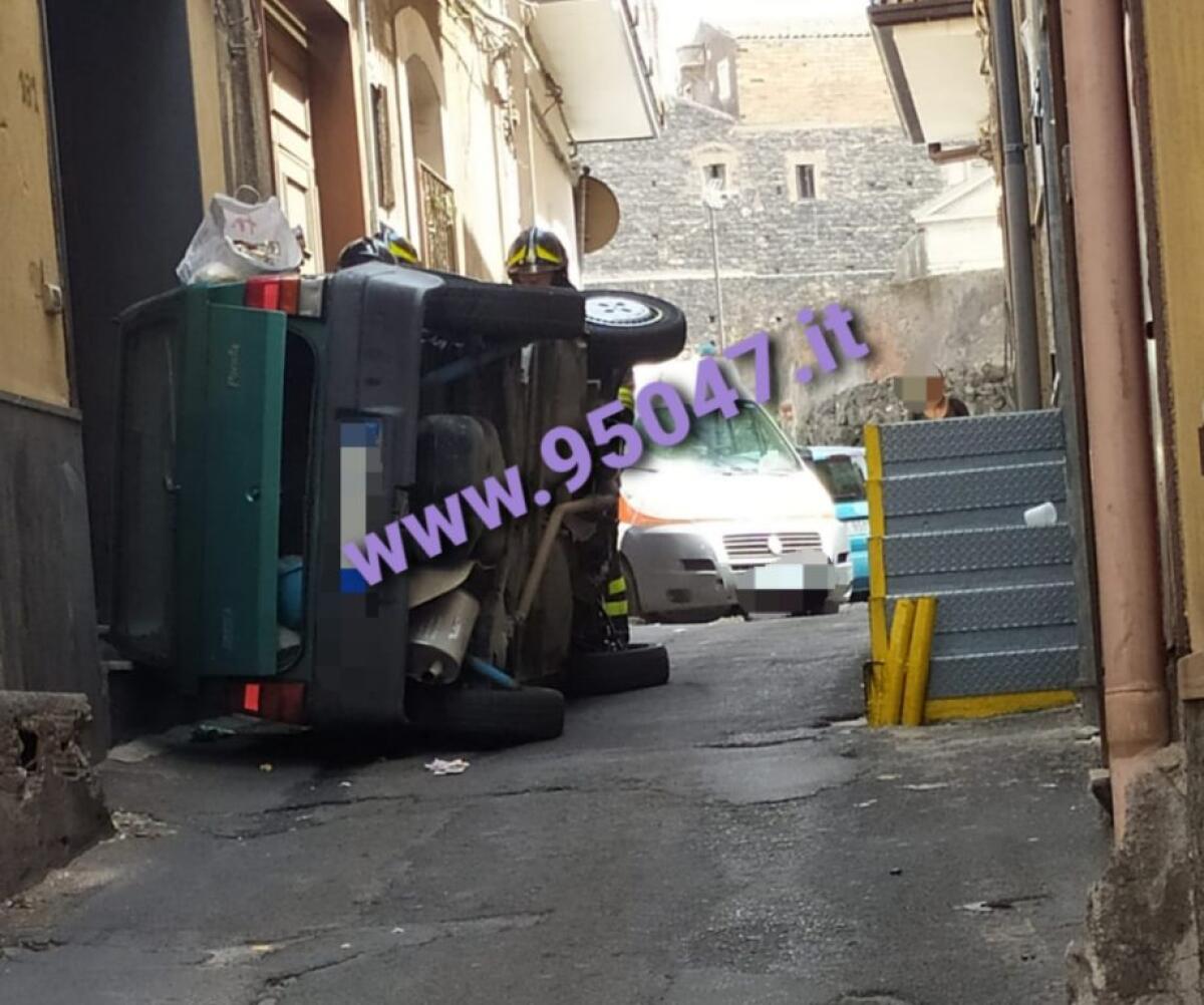 PATERNO': AUTO SI RIBALTA SU UN LATO IN VIA DUCA DEGLI ABRUZZI, FERITO - 