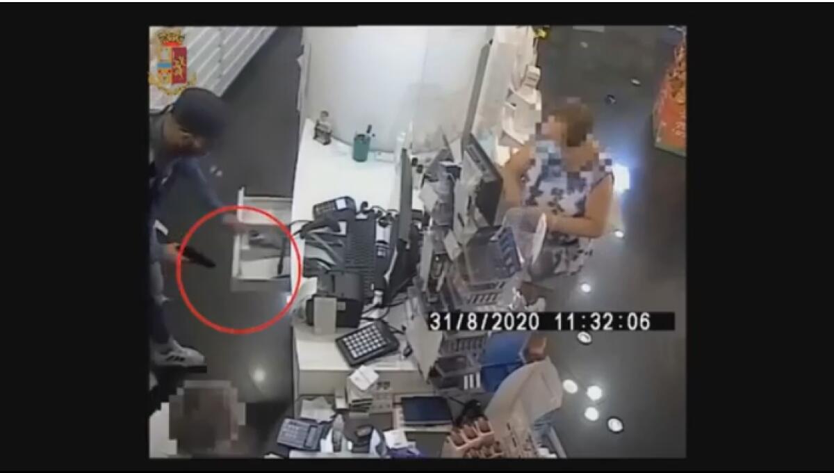 CATANIA:  TENTA DI RAPINARE FARMACIA E INVESTE POLIZIOTTI, ARRESTATO - 