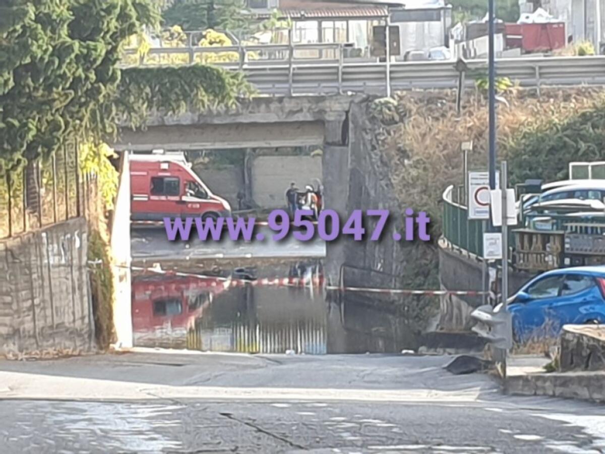 I SOMMOZZATORI SALVANO UN RAGAZZO INTRAPPOLATO NELL'AUTO A PIANO TAVOLA - 