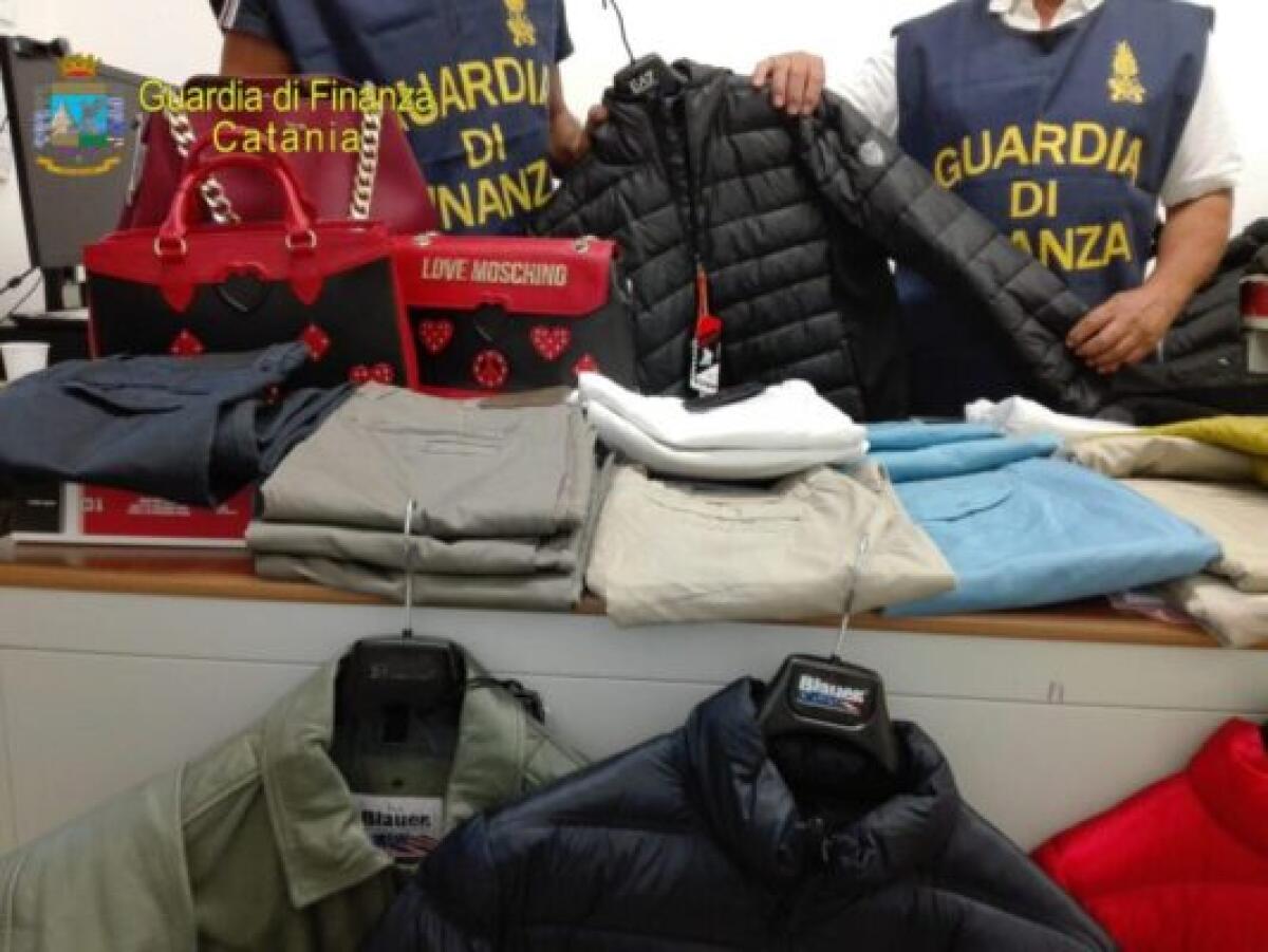 SCOPERTI IN DUE NEGOZI A GIARRE E ZAFFERANA ETNEA CAPI DI ABBIGLIAMENTO FALSI - 