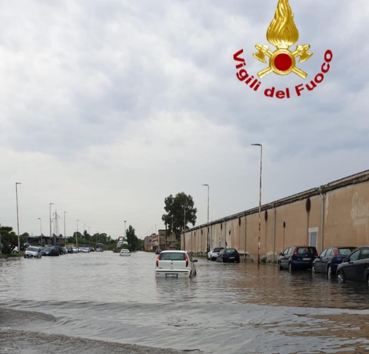 Maltempo in provincia di Catania, allagamenti e auto in panne - 