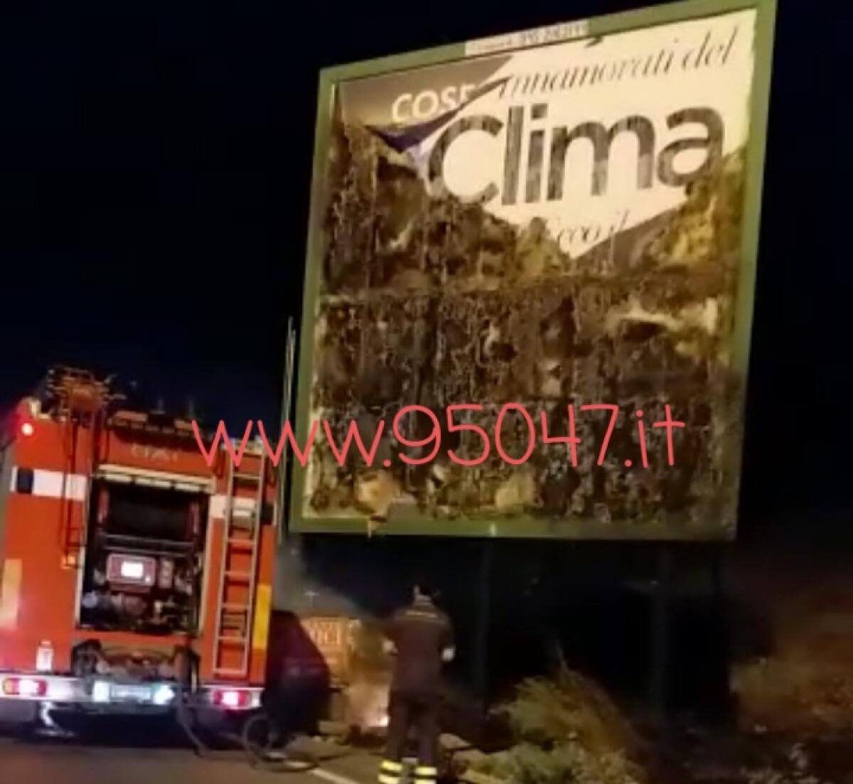 INCENDIO A VALCORRENTE, A FUOCO STERPAGLIE E CARTELLONE PUBBLICITARIO - 