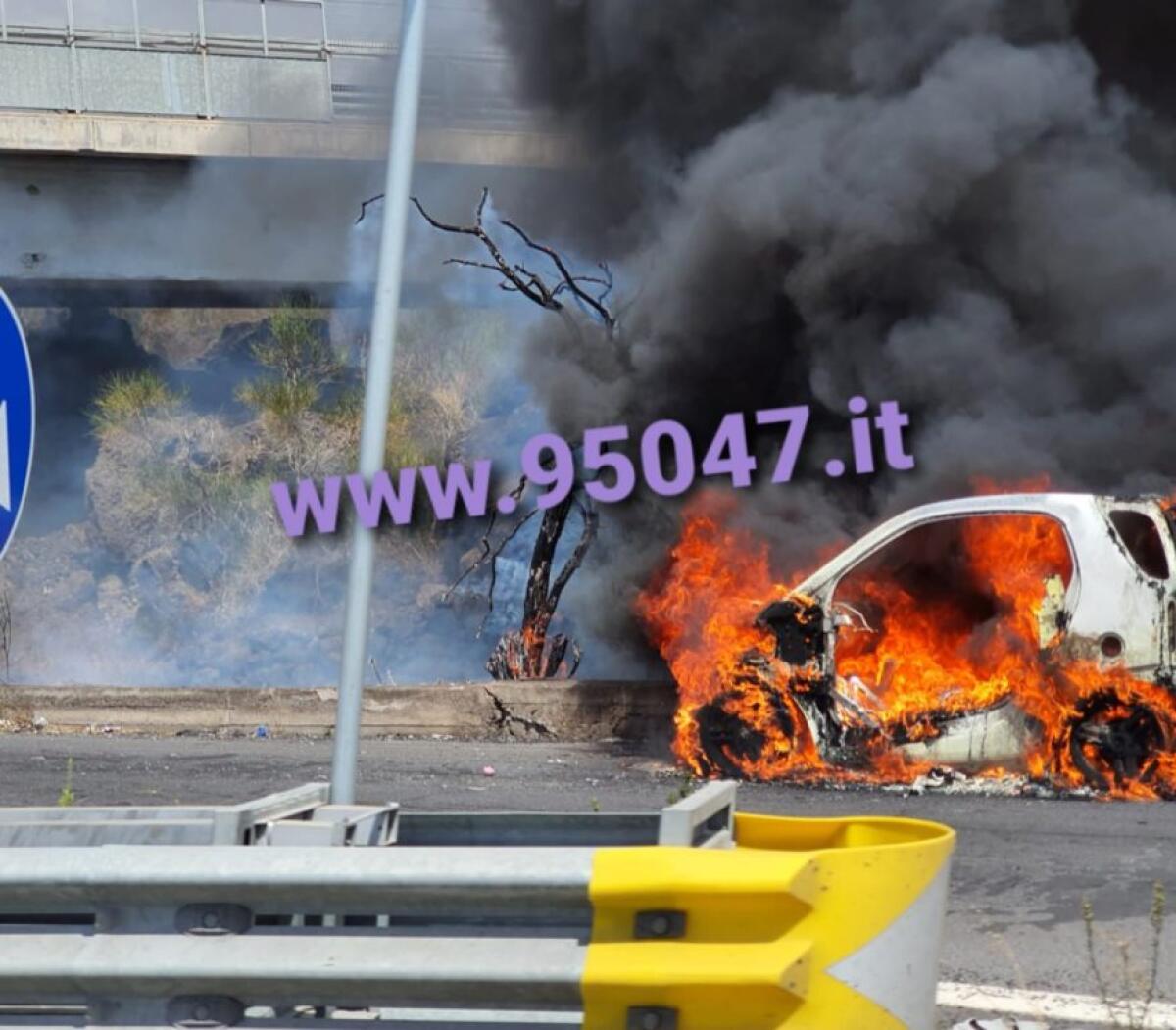 MACCHINA IN FIAMME OGGI LUNGO LA SS121  A FUOCO ANCHE STERPAGLIE - 