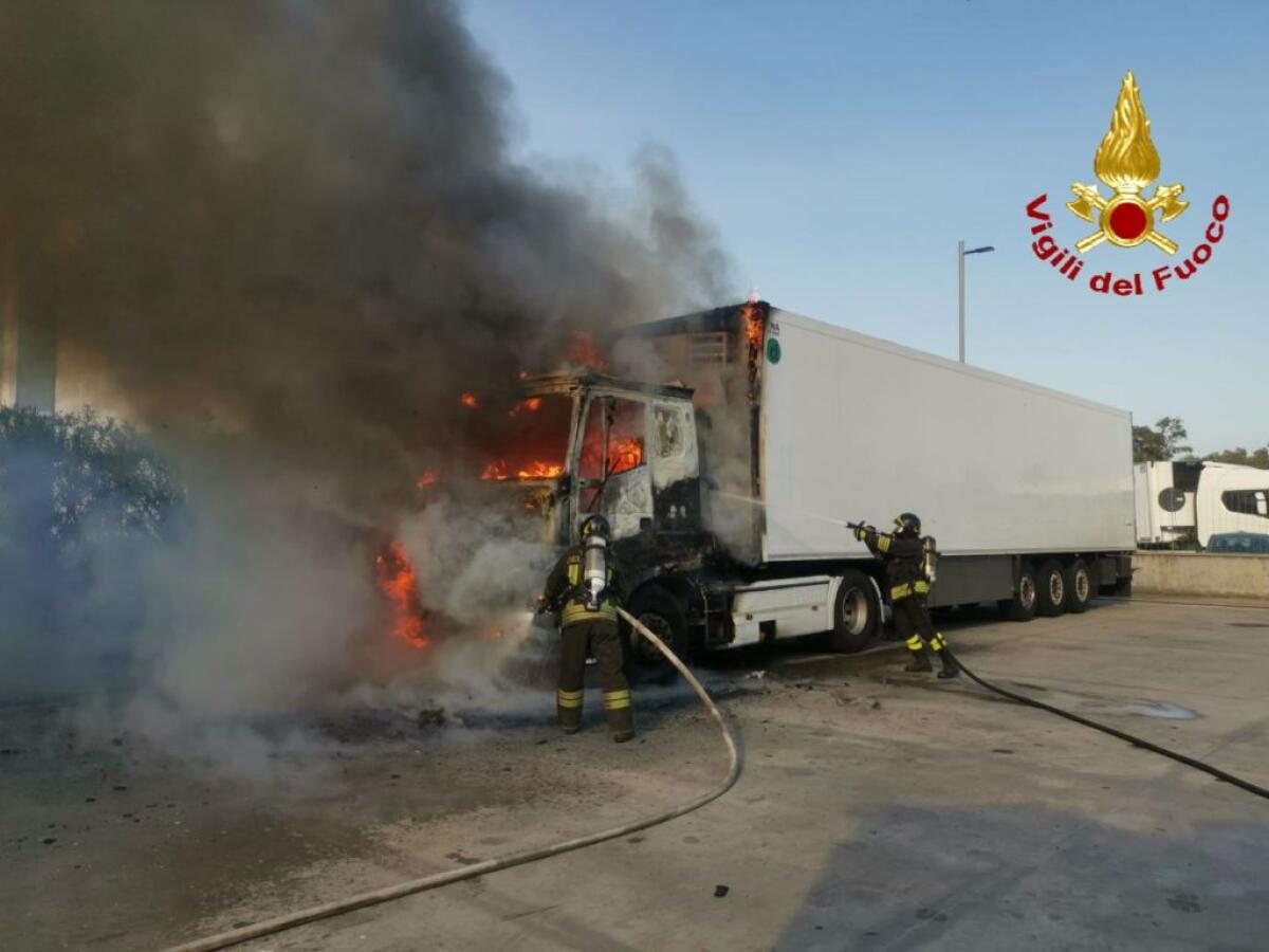 AUTOARTICOLATO IN FIAMME SULLA SS114 - 