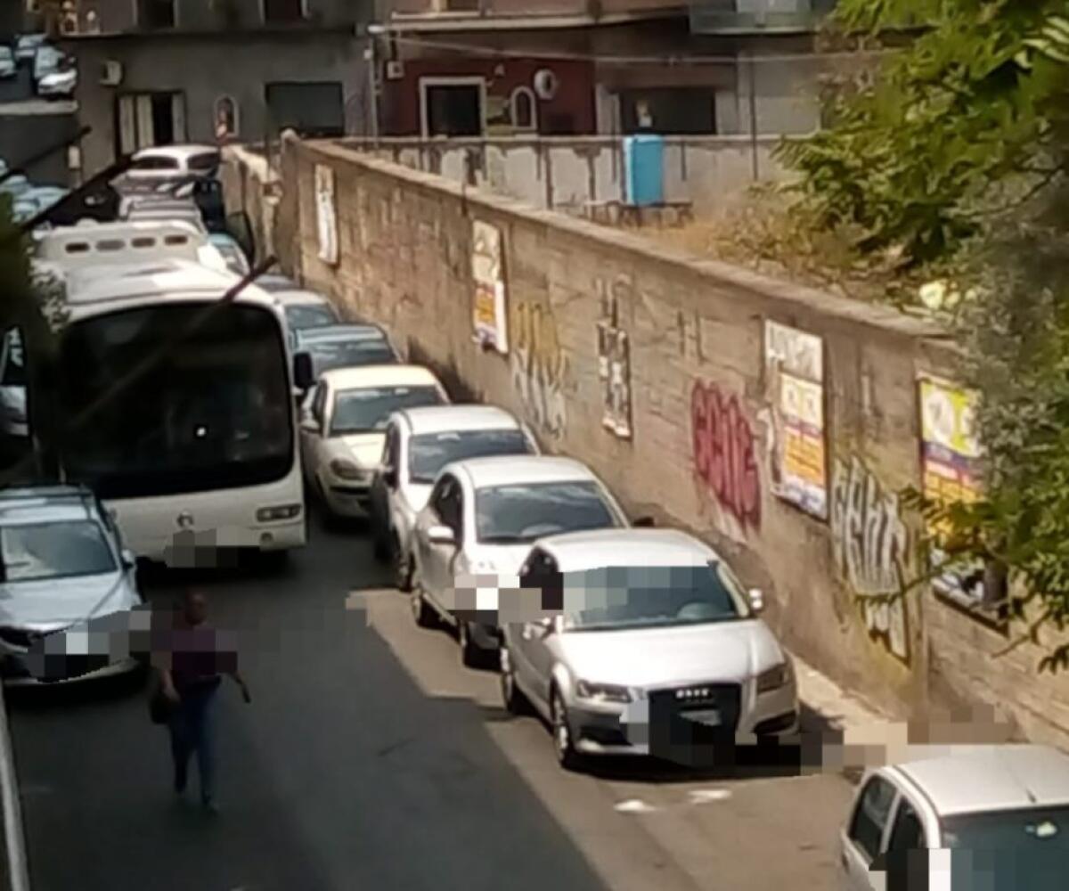 PATERNÒ: BUS BLOCCATO DA PARCHEGGIO SELVAGGIO IN VIA ISOLE EOLIE - 