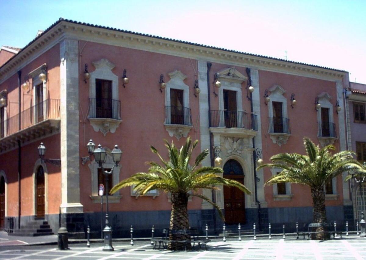 MISTERBIANCO:VIOLANO LA QUARANTENA E VANNO AL SEGGIO E ALL'UFFICIO ELETTORALE, DENUNCIATI PADRE E FIGLIA - 