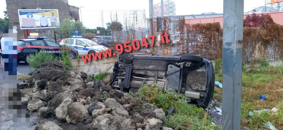 AUTO ESCE DI STRADA E FINISCE IN UN APPEZZAMENTO DI TERRENO: DUE FERITI - 