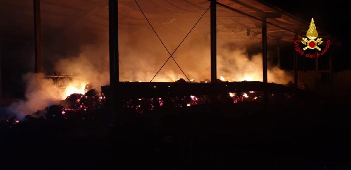 IN FIAMME UN FIENILE A VIZZINI: PROBABILE AZIONE DOLOSA - 