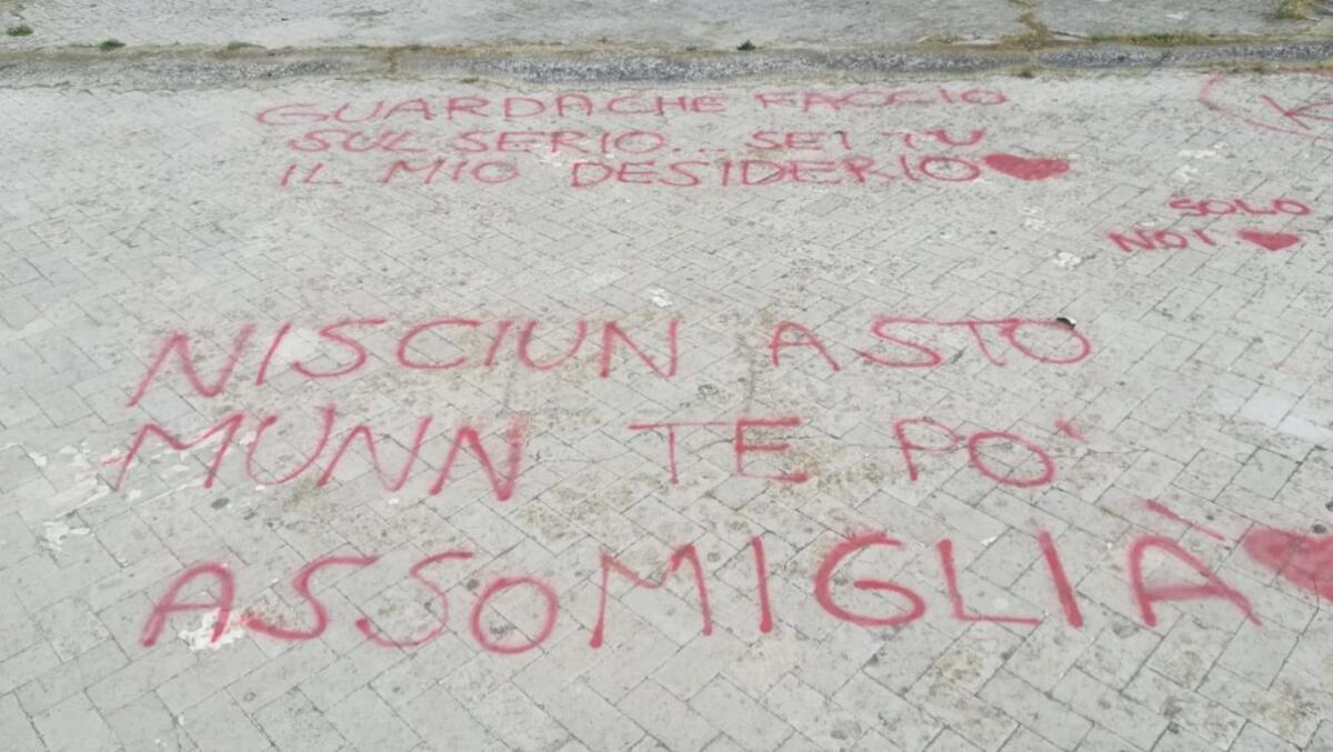 PATERNO'- VANDALO "INNAMORATO" SULLA COLLINA STORICA SCRITTE D'AMORE COMPAIONO SULL'ASFALTO - 