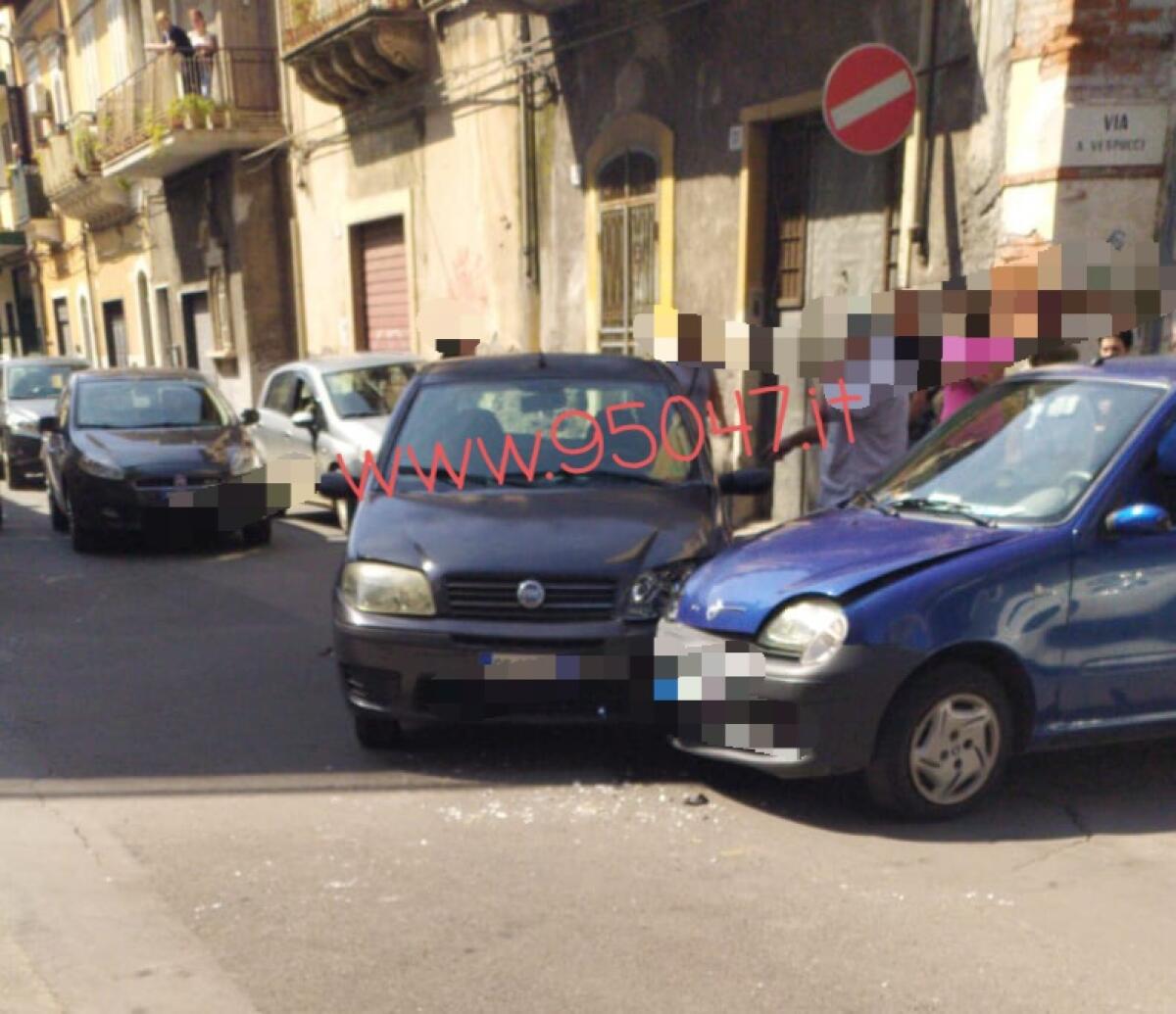 PATERNO’: SCONTRO TRA DUE AUTO ALL’INCROCIO IN VIA CIRCUMVALLAZIONE - 