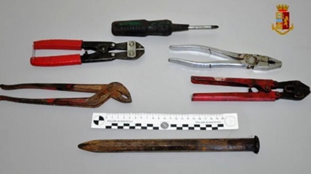 ADRANO, IN AUTO CON DIVERSI STRUMENTI DA PUNTA E DA TAGLIO: DENUNCIATO - 