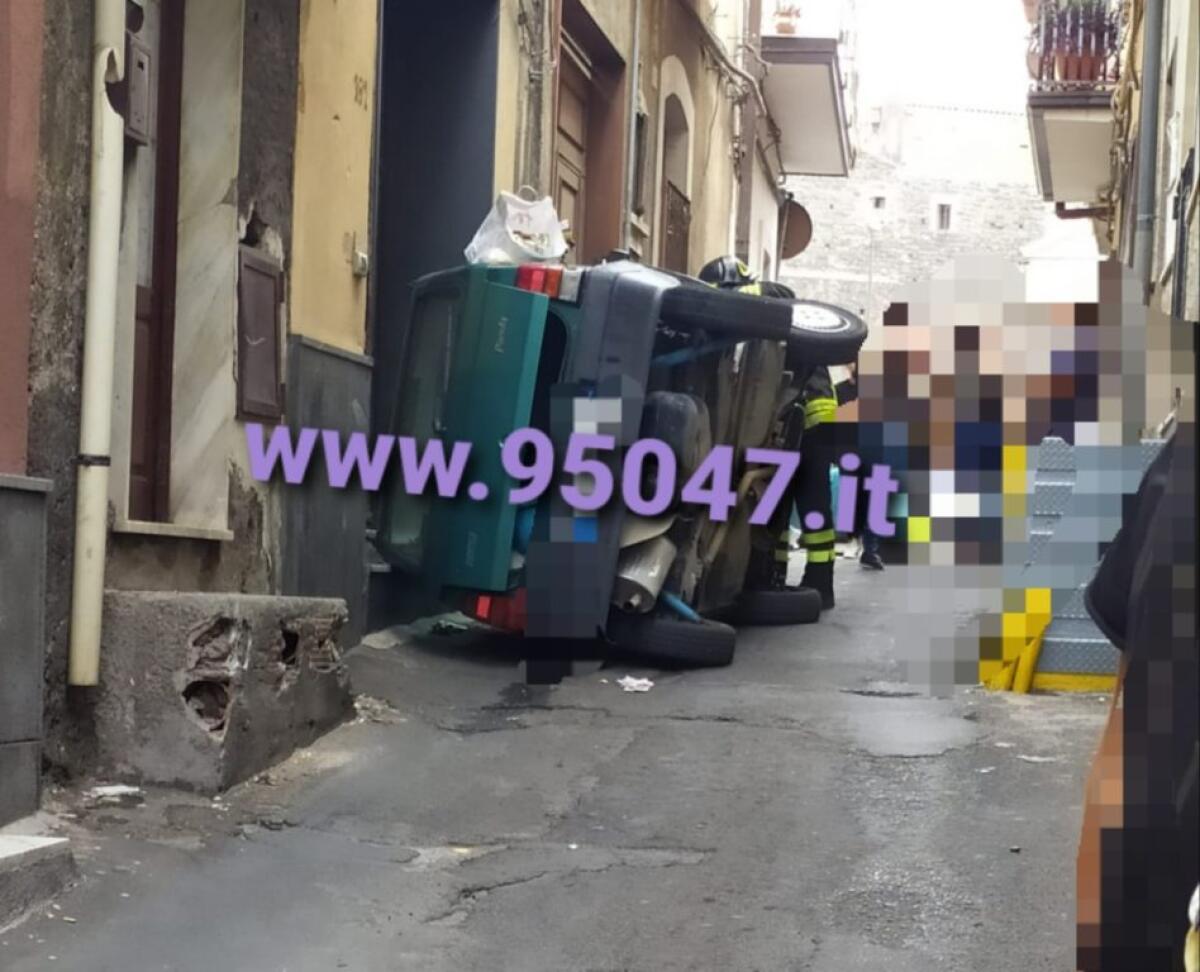 AUTO SI RIBALTA SU UN LATO IN VIA DUCA DEGLI ABRUZZI A PATERNO', FERITO - 