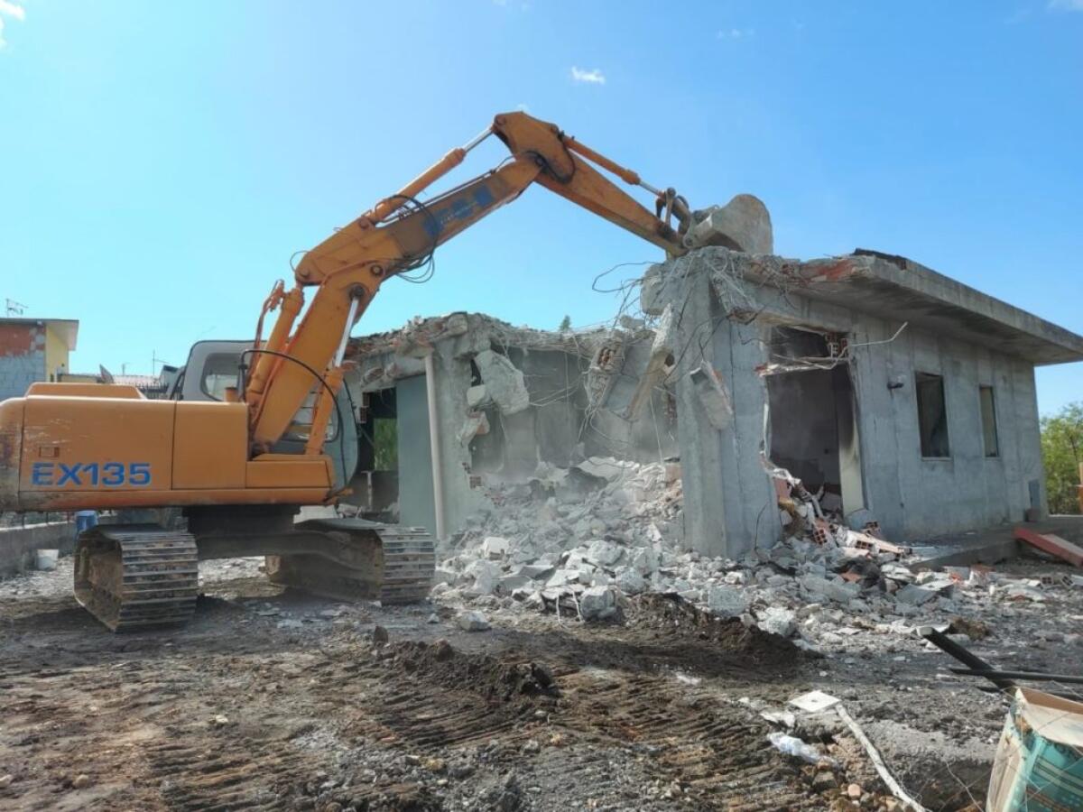 ADRANO : DEMOLITA VILLETTA ABUSIVA COSTRUITA NEL 1995 - 