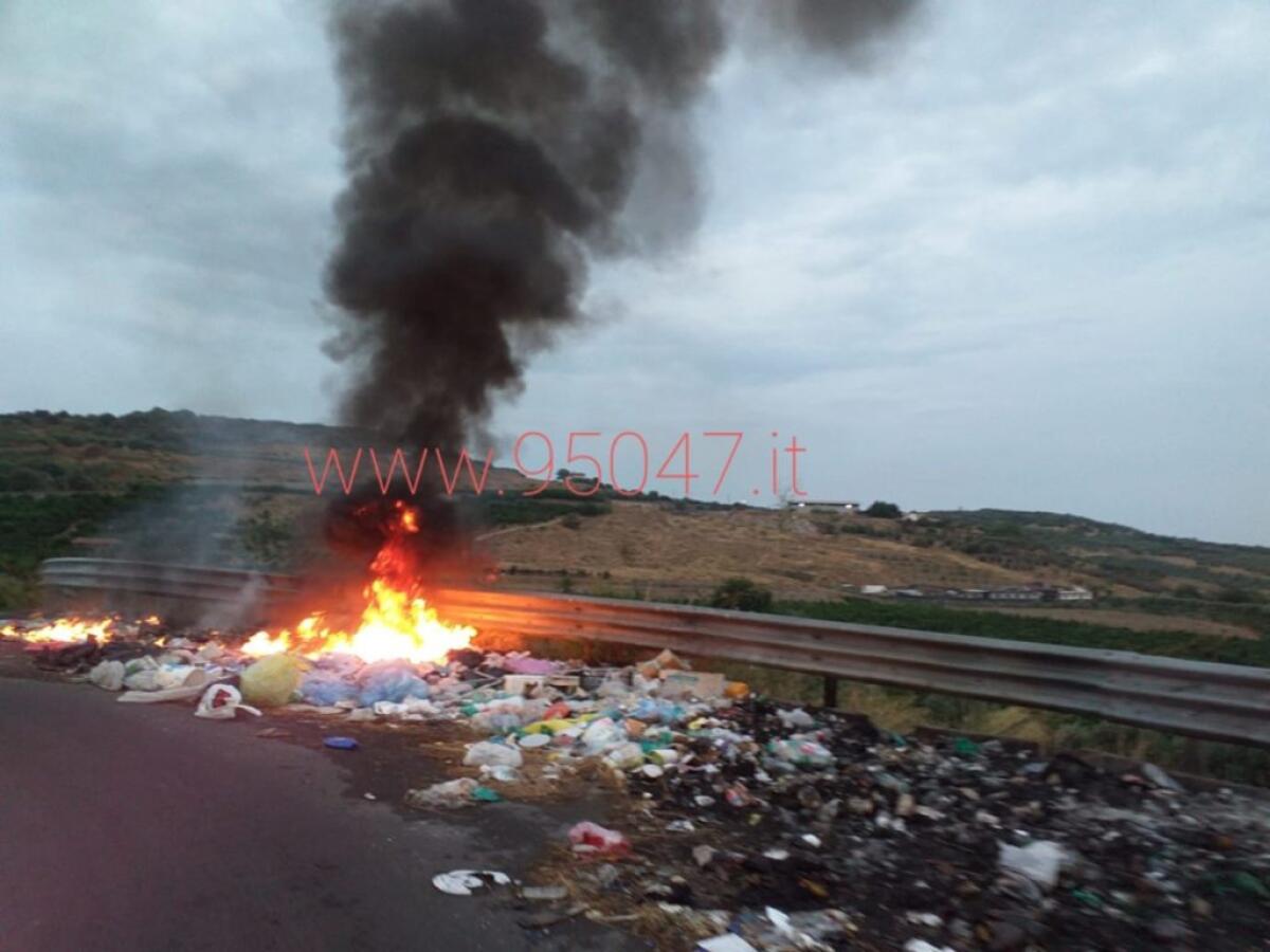 IGNOTI ENTRANO IN AZIONE IN VIA BALATELLE: IN FIAMME UNA DISTESA DI RIFIUTI - 