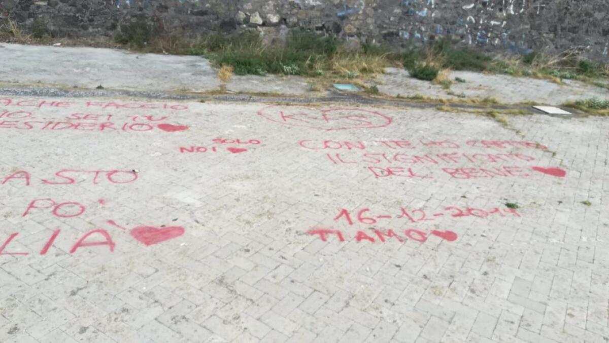 PATERNO'- VANDALO "INNAMORATO" SULLA COLLINA STORICA - 