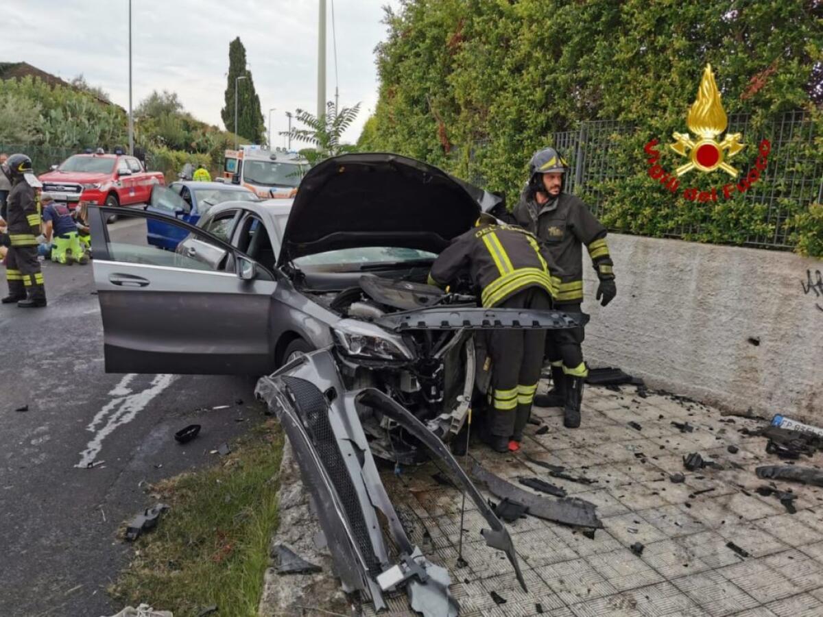 GRAVE INCIDENTE STRADALE A VIAGRANDE, 4 FERITI - 