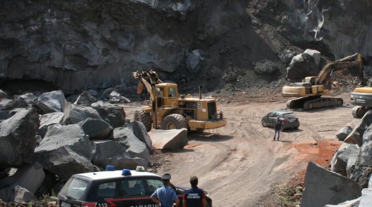 SCOPERTA CAVA ABUSIVA A BELPASSO  , DENUNCE E SEQUESTRI - 