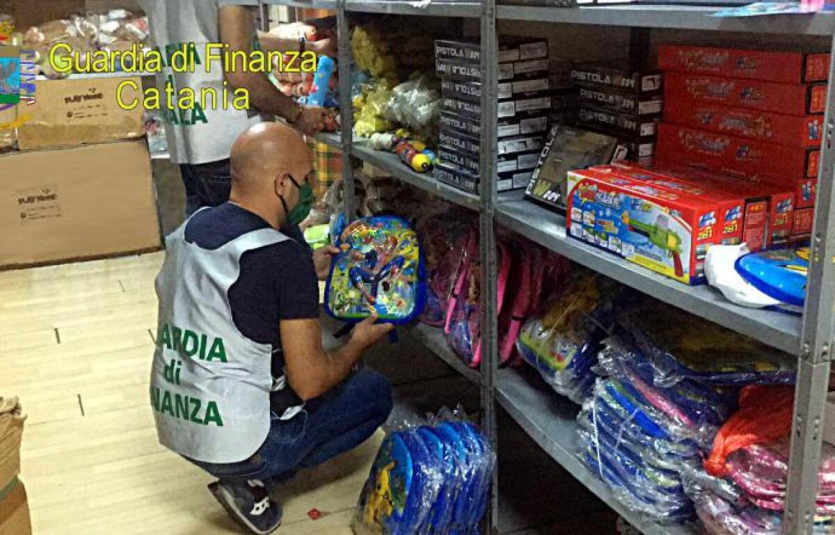 MISTERBIANCO, SEQUESTRATI OLTRE 90MILA ARTICOLI TRA ZAINI E GIOCATTOLI CONTRAFFATTI AD IMPRENDIRORE  CINESE - 