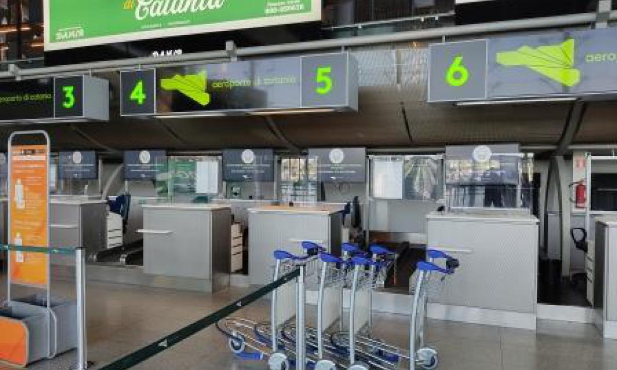CHIEDEVA DENARO PER IMBARCARE BAGAGLI PESANTI: DENUNCIATO IMPIEGATO DELL'AEREPORTO DI CATANIA - 