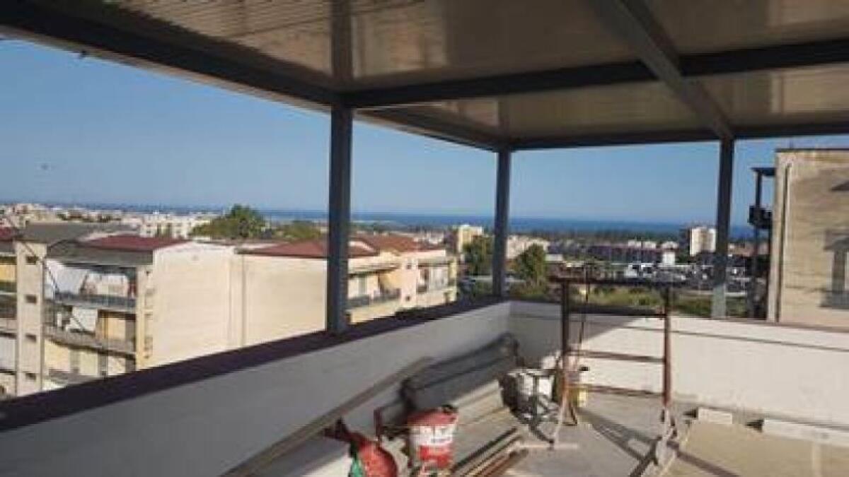 CATANIA SI STAVA COSTRUENDO ATTICO SU PROPRIETÀ DEL COMUNE, DENUNCIATO - 