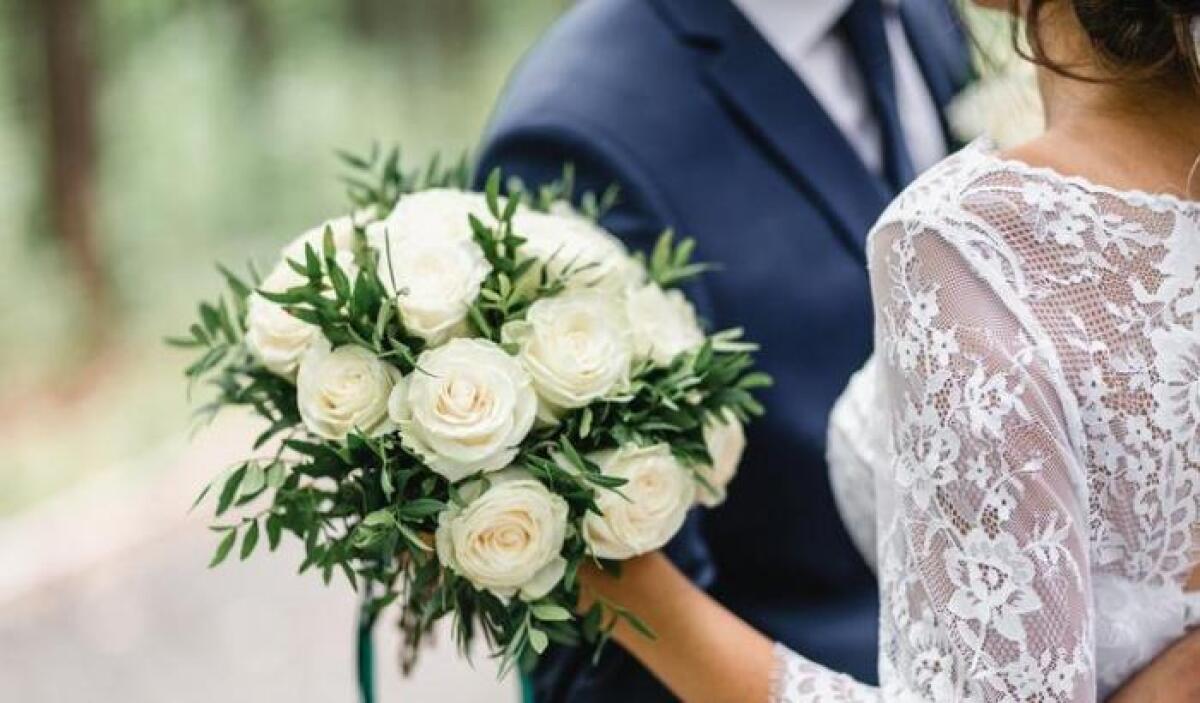 CASERTA, LA SUA PRATICANTE SI SPOSA: AVVOCATO LE REGALA UN BUONO PER IL DIVORZIO - 