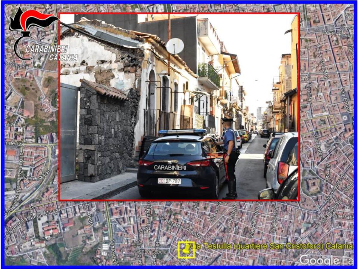 CATANIA.  SPINTONI ED INSULTI AI CARABINIERI PER FAR FUGGIRE IL FAMILIARE: ARRESTATI FIGLIO E NIPOTE DELLO SPACCIATORE - 