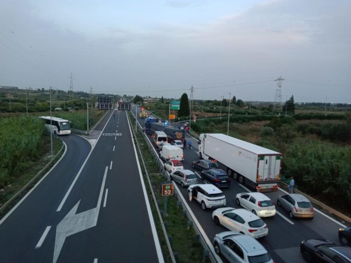 GRAVE INCIDENTE SULL'ASSE DEI SERVIZI DI CATANIA, ELISOCCORSO SUL  POSTO - 