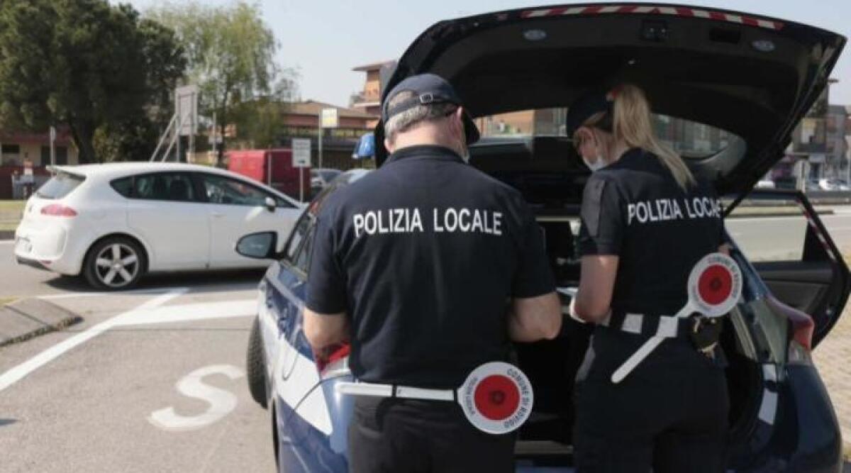 BARI, IN AUTO IN QUATTRO SENZA MASCHERINA: MULTA DA 533 EURO A TESTA - 