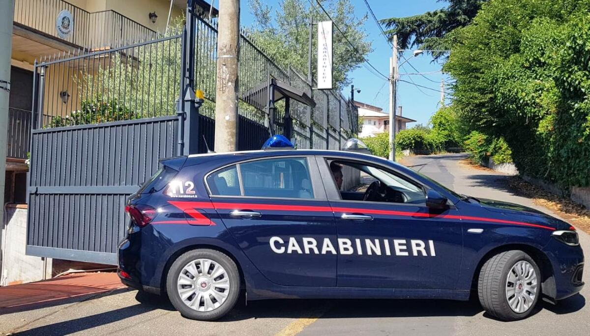 TRECASTAGNI, RUBA UN'AUTO E SI PRESENTA DAI CARABINIERI: "AIUTATEMI" - 