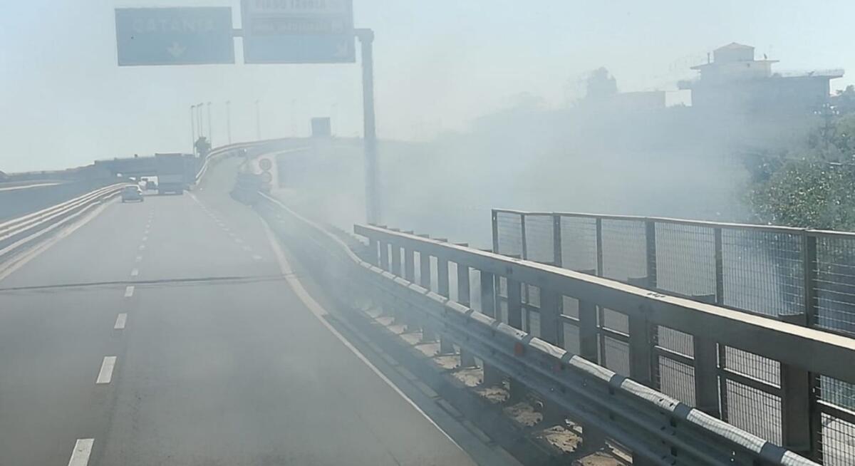STERPAGLIE A FUOCO VICINO LA SS121, FUMO LUNGO LE CARREGGIATE. INTERVENTO DEI POMPIERI - 