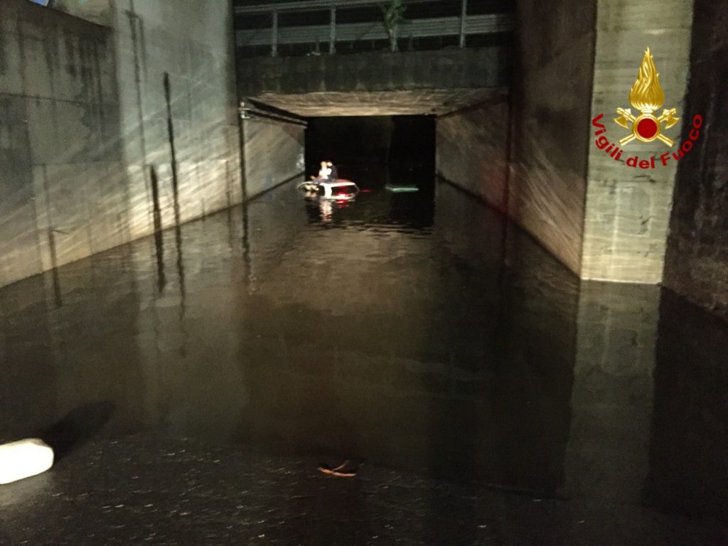 I VIGILI DEL FUOCO SALVANO DUE PERSONE INTRAPPOLATE A VALCORRENTE IN UN SOTTOPASSAGGIO