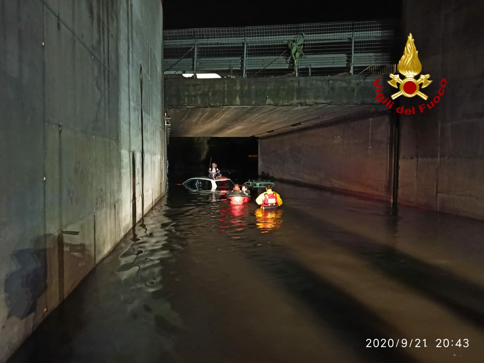 I VIGILI DEL FUOCO SALVANO DUE PERSONE INTRAPPOLATE A VALCORRENTE IN UN SOTTOPASSAGGIO